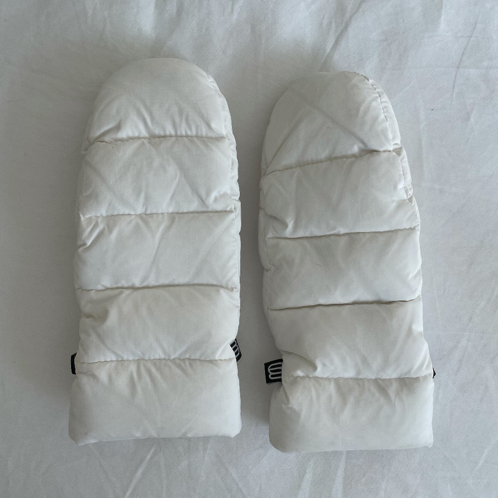 PERFECT Aritzia White Super Puff Mittens